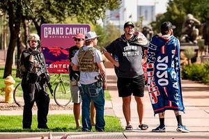 Trumpaanhangers protesteren voor het Capitool van de staat Arizona in Phoenix. beeld APF, Olivier Touron