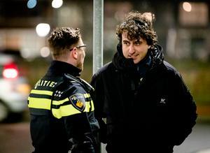 Jesse Klaver van GroenLinks liep tijdens oudjaarsavond mee met politieagenten in de Scheveningse wijk Duindorp. beeld ANP
