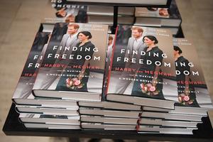 In het nieuwe nummer van Tatler is ook een interview opgenomen met Omid Scobie, de journalist die een bewonderend boek schreef over de relatie van Harry en Meghan. beeld EPA, Neil Hall