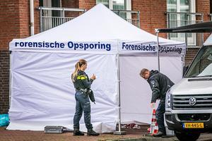 Onderzoek door de Forensische Opsporingsdienst nadat een schietincident bij het Thorbeckeplein een man het leven heeft gekost. Beeld ANP Roland Heitink