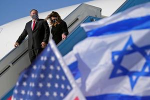 Pompeo en zijn vrouw komen aan in Tel Aviv. beeld AFP, Patrick Semansky