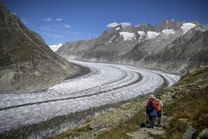 „De wetenschappers Lüning en Vahrenholt verzamelen historische bronnen die informatie geven over de temperatuur in de periode 1000-1200. Elke bron wordt gekoppeld aan de bijbehorende geografische locatie. Als de bron bijvoorbeeld laat zien dat een gletsjer in de Alpen aan het smelten was, wordt geconcludeerd dat het tussen 1000 en 1200 warm was op de locatie van de gletsjer.” Foto: Aletschgletsjer in Zwitserland. beeld AFP, Fabrice Coffrini