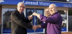 Sleuteloverdracht van de Boek- en kadowinkel te Damwoude aan ds. A. A. Egas, voorzitter van de stichting Levend Water Damwoude. beeld Geert van der Woude