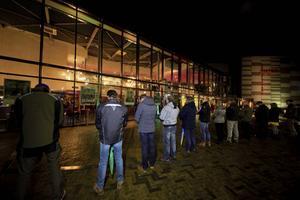 Christenen donderdagavond in gebed bij het Barneveldse theater waar het paranormale medium Derek Ogilvie optrad. beeld Jaco Klamer