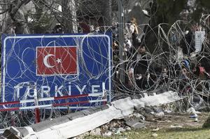 Vorige week moedigde de Turkse president Erdogan vluchtelingen in zijn land aan om naar de Griekse grens te trekken: het begin van alweer een bittere crisis tussen de EU en haar strategische partner. beeld AFP, Sakis Mitrolidis