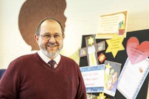 Ds. J. M. Storm van het Internationaal Kinder Evangelisatie Genootschap met de materialen van de Kerst Impact Tour. beeld André Dorst