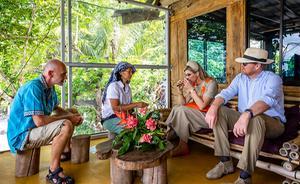 Koning Willem-Alexander en koningin Maxima bezoeken het Silima Lombu Ecovillage op Sumatra, op de laatste dag van het staatsbezoek aan Indonesie. beeld ANP