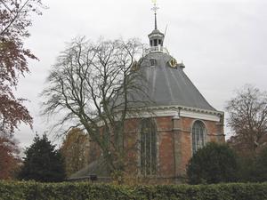 De eerste protestantse kerk werd rond 1600 gebouwd in het Noord-Brabantse Willemstad, met financiële steun van prins Maurits. Daarbij was het wel zijn uitdrukkelijke wens dat de kerk in een „ronde ofte achtcantige forme zal ende behoort gemaeckt te worden.” beeld Wikimedia