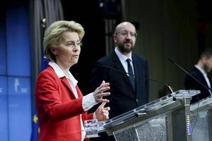 Ursula von der Leyen, voorzitter van de Europese Commissie, kondigde op 19 maart de oprichting aan van de allereerste ”rescEU-voorraad medische apparatuur”. beeld AFP, Aris Oikonomou