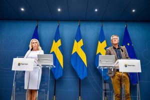 De Zweedse minister van Volksgezondheid, Lena Hallengren (l.), en epidemoloog Anders Tegnell tijdens een persconferentief. beeld AFP, Naina Helen Jama