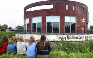 Leerlingen bij het gebouw van het Van Lodenstein College in Kesteren. beeld ANP, Piroschka van der Wouw