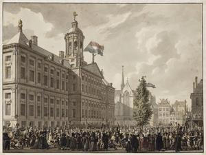 Het feest van de vrijheid op 19 januari 1795 op de Dam in Amsterdam. Mensen dansen om de (eerste) vrijheidsboom. Tussen hen in bevinden zich Franse huzaren met ontbloot zwaard. Tekening van Jurriaan Andriessen (1742-1819). beeld Wikimedia