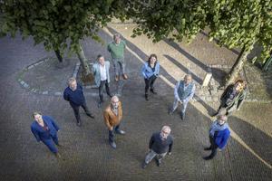 Het team van ProMissie opgesteld voor het bedrijfspand in Bunschoten. Mede-eigenaar Adriaan Westerveld staat als eerste vooraan. beeld Henk Visscher