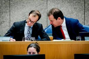 Toenmalig staatssecretaris Eric Wiebes van Financiën en toenmalig minister Lodewijk Asscher van Sociale Zaken in 2016. beeld ANP