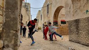 Spelende kinderen in Tripoli, de hoofdstad van Libië. beeld AFP
