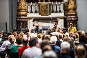 Het Ananse Orchestra tijdens het Grachtenfestival 2019. beeld Melle Meivogel