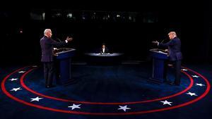 Trump en Biden in debat. beeld AFP, JIM BOURG