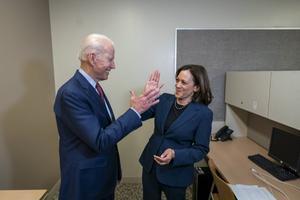 Joe Biden (l.) en zijn running mate Kamala Harris.  beeld EPA, Adam Schultz