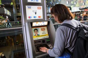 Een Amber Alert op een pinautomaat in de Markthal. Waarschuwingen over ontvoerde of vermiste kinderen via Amber Alerts en Vermist Kind Alerts zijn ook te zien op ongeveer driehonderd pinautomaten in het land. beeld ANP