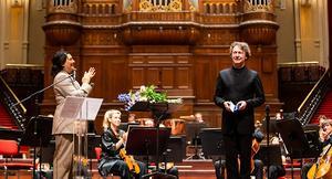 Dirigent Marc Albrecht, zaterdag bij zijn afscheid als chef-dirigent van het Nederlands Philharmonisch Orkest. Hij kreeg een koninklijke onderscheiding uit handen van de Amsterdamse wethouder voor Cultuur, Touria Meliani. beeld via orkest.nl / Melle Meivogel