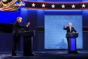 De Amerikaanse president Trump (.l) ging deze week op tv in debat met de Democratische presidentskandidaat Joe Biden. De discussie verliep chaotisch, de mannen maakten elkaar felle verwijten. beeld EPA, Jim Lo Scalzo