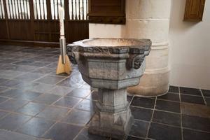 De PKN stelt voor om met een kleine schaal of schelp op stok te dopen. Foto: doopvont in de Grote Kerk te Epe.  beeld RD, Henk Visscher