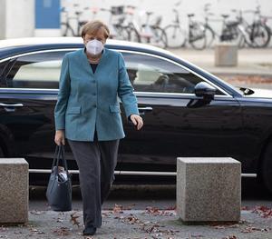 De Duitse bondskanselier Angela Merkel maakt woensdag een pakket aan extra beperkingen bekend in de strijd tegen het coronavirus. beeld EPA