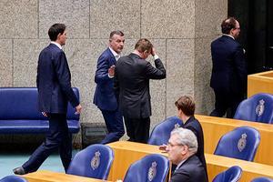 Minister Bruins (m.) voor Medische Zorg werd even onwel vanwege een flauwte en moest het Kamerdebat van woensdag vroegtijdig verlaten. beeld ANP, Phil Nijhuis