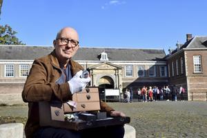 Schrijver van het Kinderboekenweekgeschenk Arend van Dam bij het Kasteel van Breda. beeld Erald van der Aa