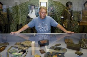 Samen met drie andere verzamelaars heeft Stoffel Geurts een tijdelijk oorlogsmuseum opgezet met origineel materiaal, gebruiksvoorwerpen en bodemvondsten. beeld VidiPhoto