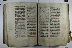 Het Onze Vader (”Pater noster”) neemt in de middeleeuwse liturgie een grote plaats in. Het missaal –gebedsboek– biedt diverse varianten, al naargelang de gelegenheid muzikaal rijker of juist soberder. Op deze bladzijden van een van de Goese missalen staan drie versies naast elkaar. Links de variant voor de hoogfeesten, zoals Pasen en Kerstmis. Op de rechterbladzijde de muziek voor de versie voor de gewone feestdagen, zoals de zondag. Halverwege de laatste kolom begint de muziek van het Onze Vader zoals dat volgens het dagelijks rooster de hele week door klinkt. Alle drie de varianten zijn door de Maria Magdalenacantorij ingezongen en te beluisteren in de expositie. beeld Grote of Maria Magdalenakerk Goes