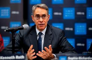 HRW-directeur Kenneth Roth presenteerde dinsdag in New York het jaaraport van de mensenrechtenorganisatie. Daarin wordt een vernietigend oordeel over China geveld. beeld AFP