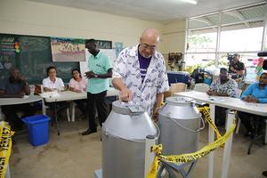 Bouterse brengt zijn stem uit. beeld ANP