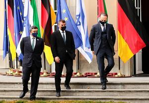 Sjeik Abdullah bin Zayed al-Nahyan (l.), Gabi Ashkenazi (m.) en Heiko Maas. beeld HANNIBAL HANSCHKE / AFP