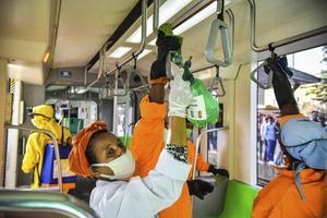 Een metro in Addis Abeba, Ethiopië, wordt gedesinfecteerd. beeld AFP, Michael Tewelde