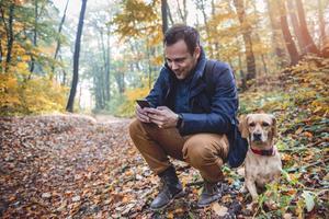 „Anderen kunnen bereiken en zelf bereikbaar zijn, is inmiddels de norm. Maar dat betekent natuurlijk niet dat iedereen die daar zin in heeft ons lastig mag vallen.” beeld iStock