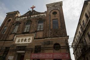 Aan een kerk in het Chinese dorp Chikan hangt een rood spandoek met socialistische leuzen. beeld AFP, Nicolas Asfouri