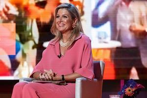 Koningin Máxima tijdens de uitreiking van de Appeltjes van Oranje in een studio in Hilversum. beeld ANP