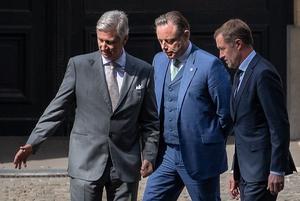 Voorzitter Bart De Wever (M) van de Vlaams-nationalistische N-VA, Paul Magnette van de Franstalige socialisten (PS) en de Belgische koning Filip (L). beeld AFP