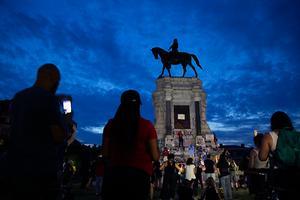 Protest vorige week in Richmond bij het standbeeld van Robert E. Lee. beeld AFP