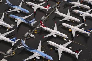 Bij de Boeingfabriek in Renton, Washington, staan tientallen Boeing 737 MAX-toestellen geparkeerd. De Amerikaanse toezichthouder heeft woensdag een vliegverbod voor het toestel opgeheven.  beeld AFP, David Ryder