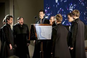 In de Grote Kerk in ’s-Hertogenbosch werd woensdagavond een vijfjarenproject rond de zogenoemde Bossche koorboeken gepresenteerd. Ensemble Cappella Pratensis bracht onder grote belangstelling –ook bisschop De Korte was aanwezig– muziek uit de eeuwenoude handschriften ten gehore. beeld Maikel Samuels