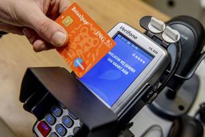 Zelfs in Nederland en Zweden, koplopers op het gebied van giraal betalen, hebben nog altijd tienduizenden mensen niet de beschikking over een bankrekening. beeld ANP, Robin van Utrecht