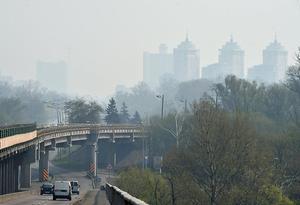 Kiev heeft last van rook die is ontstaan bij de brand in de buurt van Tsjernobyl. beeld AFP