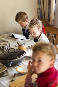 Geef tijdens het lezen bij de avondmaaltijd een luistervraag op het niveau van je kind om betrokkenheid te stimuleren. beeld RD, Henk Visscher