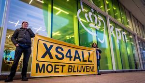 Demonstranten voor het hoofdgebouw van KPN in Rotterdam. beeld ANP