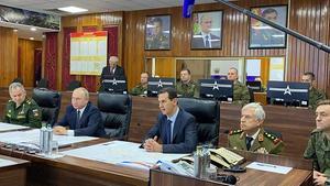 Poetin (2e van links) naast Assad. beeld AFP