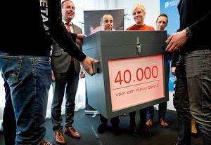 Jongerenbeweging Exxpose overhandigde de Tweede Kamer in april 2019 40.000 symbolische handtekeningen voor hun burgerinitiatief "Ik ben onbetaalbaar." Het initiatief moet ertoe leiden dat het kopen van seks in Nederland strafbaar wordt gesteld. beeld ANP. Koen van Weel