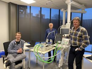 Prof. Verdaasdonk (r.) met enkele collega-onderzoekers bij een beademingsapparaat in de simulatie-ic van het Technical Medical Centre van de Twentse Universiteit in Enschede. beeld Universiteit Twente