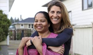 Asia Bibi (l.) schreef, samen met de Franse journaliste en „hartsvriendin” Anne-Isabelle Tollet, de autobiografie ”Eindelijk vrij”. beeld François Thomas / éditions du Rocher